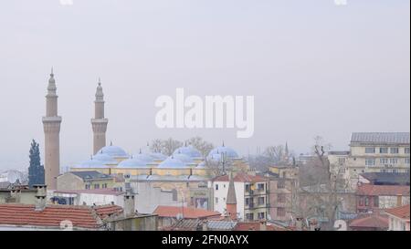 Bursa an bewölkten und regnerischen Tagen. Das Foto wurde vom tophane-Viertel durch die große Moschee (ulu camii) aufgenommen, die von einem Ottomanen-Imperium mit Nebel und Nebel erbaut wurde Stockfoto