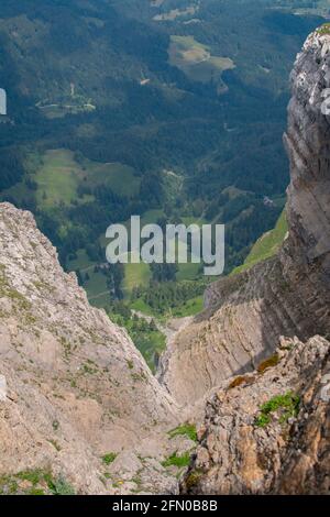Blick auf die Berge von oben bis zu den am Anfang Felsen Und das Ende und am Ende Blick auf die Hügel Und Wälder Stockfoto