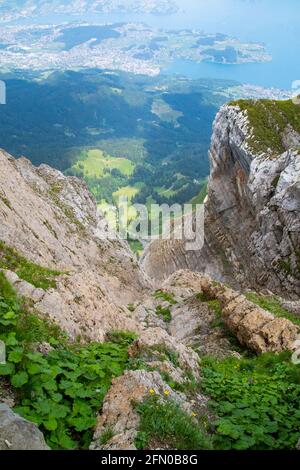 Blick auf die Berge von oben bis zu den am Anfang Felsen Und das Ende und am Ende Blick auf die Hügel Und Wälder Stockfoto