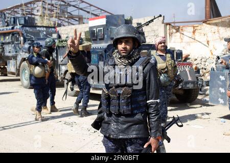 Mosul, Irak. 7. Mär 2017 ein irakischer Bundespolizisten posiert für ein Foto in West-Mosul, Irak. Stockfoto