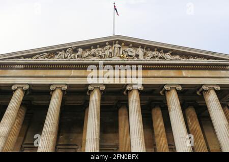 Blick auf das British Museum, das im Stil der griechischen Wiedergeburt erbaut wurde und eine Kinderskulptur zeigt, die die Bildung der Menschheit in Th betont Stockfoto