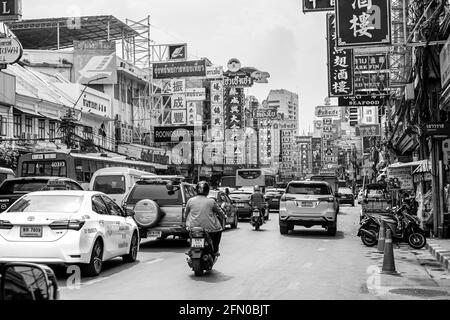 Bangkok Thailand 22. Mai 2018 starker Verkehr in China Town auf der Yaowarat Rd Road in Samphanthawong Bangkok Thailand Schwarz-Weiß Bild. Stockfoto