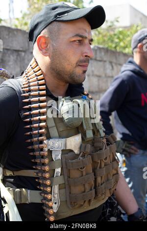 Mosul, Irak. 7. März 2017 EIN Soldat der irakischen Bundespolizei mit einem Kugelgürtel am Hals, einer Granate und einem Beil an seiner Weste. Stockfoto