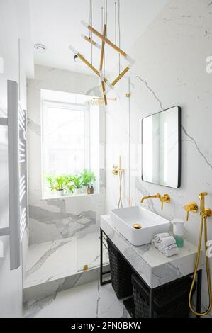 Luxus-Badezimmer im französischen Stil im Haus Stockfoto