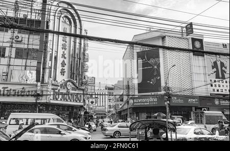 Bangkok Thailand 22. Mai 2018 starker Verkehr in China Town auf der Yaowarat Rd Road in Samphanthawong Bangkok Thailand Schwarz-Weiß Bild. Stockfoto