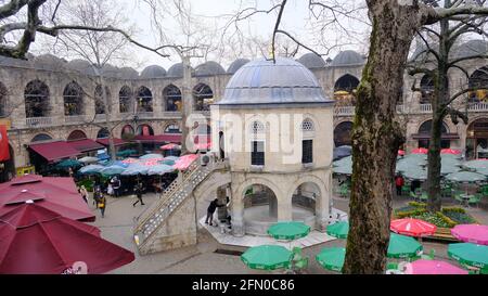 Altes und altes öffentliches Haus in Bursa (Koza Han) Name der aus Seide Straße Zentrum der Stadt. Viele Sonnenschirme im Haus. Regnerisch und bewölkt Stockfoto