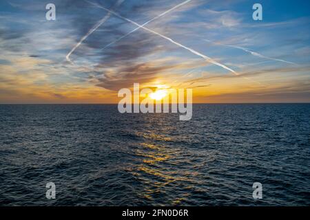 Sonnenuntergang am Strand von Den Haag mit wolkenverdunkelt Sonne In der Mitte -Den Haag Den Haag Stadt in den Niederlanden Stockfoto