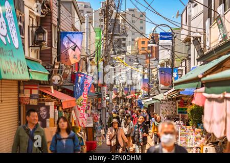 tokio, japan - 31 2020. märz: Menschenmassen, die die Retro-Einkaufsstraße von Yanaka Ginza besichtigen, machen in den altmodischen traditionellen s einkaufen Stockfoto