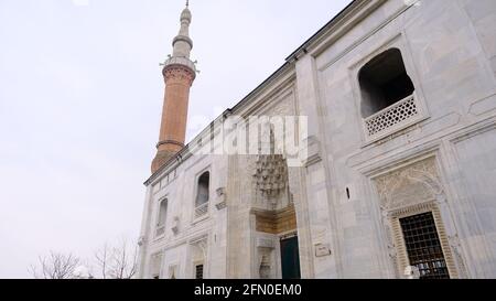 Eingangstor der grünen Moschee (Yesil camii) Mit herrlichen Schnitzarbeiten und Gravuren über dem Tor gemacht Von Marmormaterialien während der Bewölkt Stockfoto