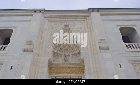 Eingangstor der grünen Moschee (Yesil camii) Mit herrlichen Schnitzarbeiten und Gravuren über dem Tor gemacht Von Marmormaterialien während der Bewölkt Stockfoto