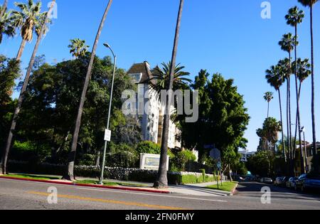 Los Angeles, Kalifornien, USA 4. Mai 2021 EINE allgemeine Sicht der Atmosphäre des ehemaligen Chateau Elysee, erbaut 1927, und Heimat von Errol Flynn, Clark Gable, Humphrey Bogart, Carole Lombard, Vincent Price, Bette Davis, George Burns, Lillian Gish, Katherine Hepburn, Ginger Rogers, Ed Sullivan, Ben Lyon, Edward G. Robinso und viele mehr und ist derzeit seit 1969 das Scientology Celebrity Center, am 4. Mai 2021 in der 5930 Franklin Avenue in Los Angeles, Kalifornien, USA. Foto von Barry King/Alamy Stockfoto Stockfoto