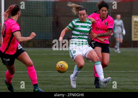 East Kilbride, Großbritannien. Mai 2021. Ann Filbey (#21) von Celtic Women FC kontrolliert den Ball auf der Flucht während der Scottish Building Society Scottish Women's Premier League 1 Fixture Celtic FC gegen Glasgow City, K-Park Training Academy, East Kilbride, Glasgow, 12/05/2021 Quelle: Colin Poultney/Alamy Live News Stockfoto