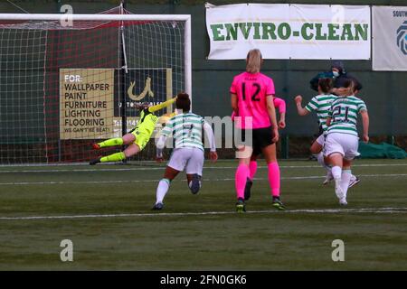 East Kilbride, Großbritannien. Mai 2021. STRAFE! - Erin Clachers (#25) vom FC Glasgow City spart sich links unten, um die Punktezahl während der Scottish Building Society zu halten Scottish Women's Premier League 1 Fixture Celtic FC vs Glasgow City, K-Park Training Academy, East Kilbride, Glasgow, 12/05/2021 Quelle: Colin Poultney/Alamy Live News Stockfoto