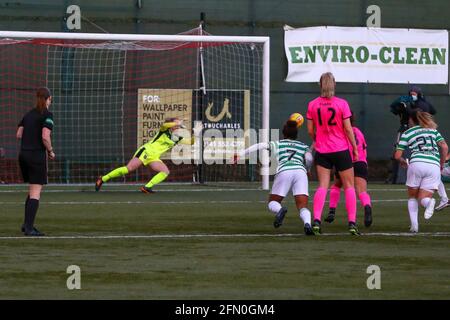 East Kilbride, Großbritannien. Mai 2021. STRAFE! - Erin Clachers (#25) vom FC Glasgow City spart sich links unten, um die Punktezahl während der Scottish Building Society zu halten Scottish Women's Premier League 1 Fixture Celtic FC vs Glasgow City, K-Park Training Academy, East Kilbride, Glasgow, 12/05/2021 Quelle: Colin Poultney/Alamy Live News Stockfoto