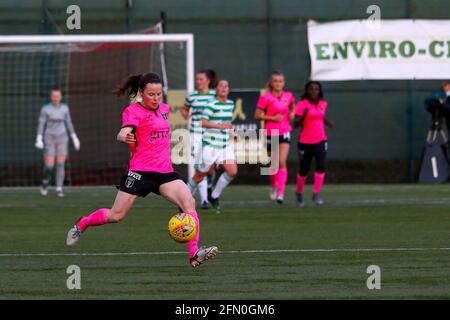 East Kilbride, Großbritannien. Mai 2021. Cailin Michie (#2) von Glasgow City FC während der Scottish Building Society Scottish Women's Premier League 1 Fixture Celtic FC vs Glasgow City, K-Park Training Academy, East Kilbride, Glasgow, 12/05/2021 Quelle: Colin Poultney/Alamy Live News Stockfoto