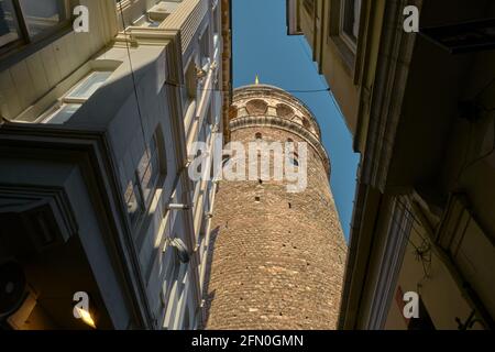 Foto des Galata-Turms, das am frühen Morgen aus dem unteren Winkel aufgenommen wurde. 03.03.2021. istanbul Türkei. Stockfoto