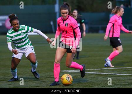 East Kilbride, Großbritannien. Mai 2021. Clare Shine (#10) von Glasgow City FC während der Scottish Building Society Scottish Women's Premier League 1 Fixture Celtic FC vs Glasgow City, K-Park Training Academy, East Kilbride, Glasgow, 12/05/2021 Credit: Colin Poultney/Alamy Live News Stockfoto