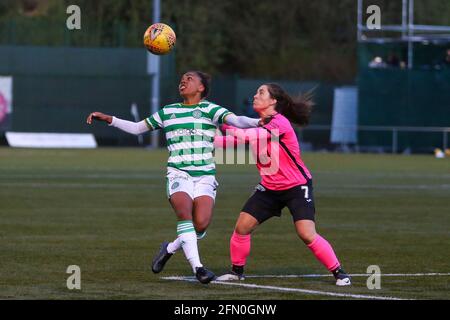 East Kilbride, Großbritannien. Mai 2021. Mariah Lee (#7) von Celtic Women FC beobachtet den Ball während der Scottish Building Society Scottish Women's Premier League 1 Fixture Celtic FC vs Glasgow City, K-Park Training Academy, East Kilbride, Glasgow, 12/05/2021 Quelle: Colin Poultney/Alamy Live News Stockfoto