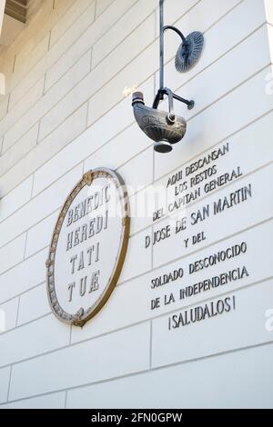 Buenos Aires, Argentinien; 24. Januar 2021: Detail der Fassade der Kathedrale. Votivlampe und Text. Stockfoto