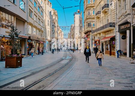 Eine der bekanntesten Straßen istanbuls: die istiklal-Straße am frühen Morgen, die aufgrund des Pandemieschutzes und des Peop-Schutzes nicht wie üblich überfüllt ist Stockfoto