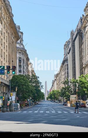 Buenos Aires, Argentinien; 24. Januar 2021: Roque Saenz Peña Avenue oder Diagonal Norte. Im Hintergrund der Obelisk Stockfoto