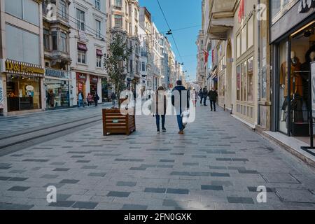 Eine der bekanntesten Straßen istanbuls: die istiklal-Straße am frühen Morgen, die aufgrund des Pandemieschutzes und des Peop-Schutzes nicht wie üblich überfüllt ist Stockfoto