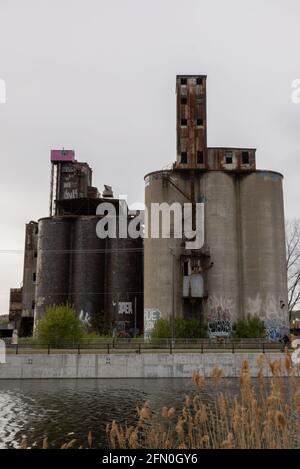 Auf einem verlassenen Fabrikgebäude vor dem Canal Lachine in Montreal befindet sich eine seltsame, rosa Hütte. Stockfoto