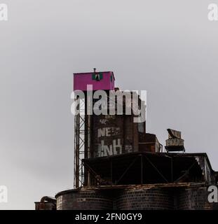 Ein genauerer Blick auf eine seltsame rosafarbene Hütte auf einem verlassenen Fabrikgebäude vor dem Canal Lachine in Montreal. Stockfoto