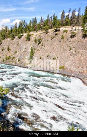 Tosende Stromschnellen entlang des Bow Falls Trail, der in Richtung Bow Falls fließt, einem großen Wasserfall am Bow River im Canadian Rockies of Banff National Park, Albe Stockfoto