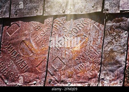 Umfunktionierten Metallplatten - einige alte Metallgleitplatten an einem Gebäude in der Geisterstadt Bodie State Historical Park. Stockfoto