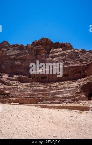 Ruinen des Petra-Theaters, die im 1. Jahrhundert von Nabatäern in Petra, Jordanien, am Fuße der Sandsteinfelsen geschnitzt und erbaut wurden Stockfoto