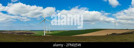 Windturbinen in Windparks auf Cornwall Fields in England In Europa Stockfoto