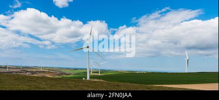 Windturbinen in Windparks auf Cornwall Fields in England In Europa Stockfoto