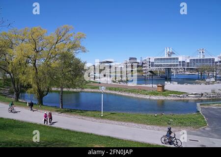 Toronto, Kanada - 12. Mai 2021: Am Wasser gelegenes Park in Toronto, Ontario Place genannt, mit Wander- und Radwegen und Ausstellungsgebäuden neben einer Verzögerung Stockfoto