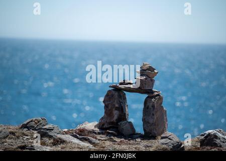 Inukschuk, der Stapel der Granitfelsen in Form des Menschen. Die Formation ist ein Richtungssymbol. Die Inuit-Figur steht hoch auf einem Hügel. Stockfoto