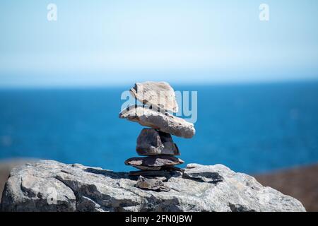 Inukschuk, der Stapel der Granitfelsen in Form des Menschen. Die Formation ist ein Richtungssymbol. Die Inuit-Figur steht hoch auf einem Hügel. Stockfoto