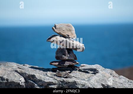 Inukschuk, der Stapel der Granitfelsen in Form des Menschen. Die Formation ist ein Richtungssymbol. Die Inuit-Figur steht hoch auf einem Hügel. Stockfoto