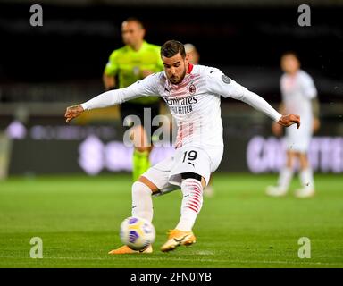 Turin, Italien. Mai 2021. Theo Hernandez von AC Mailand erzielt sein Tor bei einem Fußballspiel der Serie A zwischen Turin und AC Mailand in Turin, Italien, am 12. Mai 2021. Quelle: Daniele Mascolo/Xinhua/Alamy Live News Stockfoto