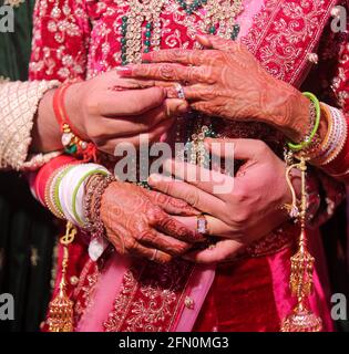 indisches Brautpaar Hand mit Verlobungsringen. Stockfoto