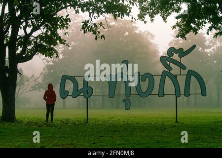 LAMPHUN THAILAND-January 20:Frauen, die im Nebel in der Nähe des Billboard namens THUNG KIK' im Mae Ping Nationalpark, Lamphun, Thailand, am 20. Januar 2021 i stehen Stockfoto