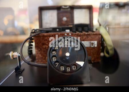 Bukarest. Mai 2021. Das am 12. Mai 2021 aufgenommene Foto zeigt ein veraltetes Militärtelefon, das in einem Einkaufszentrum in Bukarest, Rumänien, ausgestellt ist. Anlässlich des Welttages für Telekommunikation und Informationsgesellschaft, der jährlich auf den 17. Mai fällt, fand hier eine 14-tägige Messe für Telekommunikationsgeräte statt. Die Show wird bis zum 23. Mai dauern. Quelle: Gabriel Petrescu/Xinhua/Alamy Live News Stockfoto