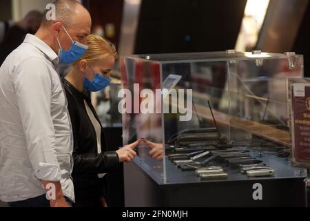 Bukarest, Rumänien. Mai 2021. Am 12. Mai 2021 schauen sich die Menschen veraltete Mobiltelefone an, die in einem Einkaufszentrum in Bukarest, Rumänien, ausgestellt sind. Anlässlich des Welttages für Telekommunikation und Informationsgesellschaft, der jährlich auf den 17. Mai fällt, fand hier eine 14-tägige Messe für Telekommunikationsgeräte statt. Die Show wird bis zum 23. Mai dauern. Quelle: Gabriel Petrescu/Xinhua/Alamy Live News Stockfoto