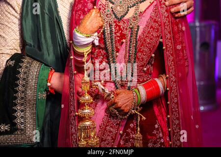 indisches Brautpaar Hand mit Verlobungsringen. Stockfoto