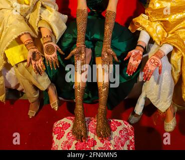 Henna wird auf den Fuß einer indischen Braut aufgetragen. Stockfoto