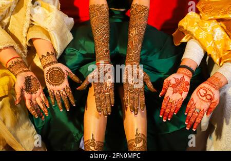 Henna wird auf den Fuß einer indischen Braut aufgetragen. Stockfoto