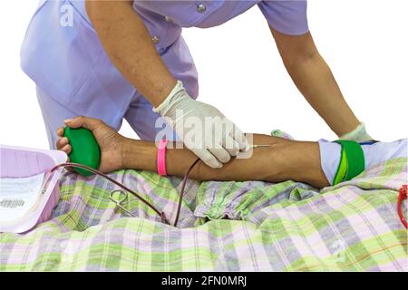 Blutproben von Krankenschwestern und Patienten. Gespendetes Blut im Blutlabor isoliert auf weißem Hintergrund.gespeichert mit Beschneidungspfad. Stockfoto