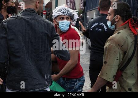 Athen, Griechenland. Mai 2021. Während der Demonstration stoßen Demonstranten mit Polizeikräften zusammen. Palästinensische Demonstranten veranstalten vor der israelischen Botschaft in Athen, Griechenland, Demonstrationen gegen die Angriffe israelischer Streitkräfte auf die Al-Aqsa Moschee und den Gazastreifen. Hunderte von Demonstranten versammelten sich auf Aufruf verschiedener linker Gruppen, das palästinensische Volk zu unterstützen. Die griechische Polizei setzte Tränengas und Betäubungsgranaten gegen die Demonstranten ein, um die Demonstration zu stoppen. (Foto von Konstantinos Zilos/SOPA Images/Sipa USA) Quelle: SIPA USA/Alamy Live News Stockfoto