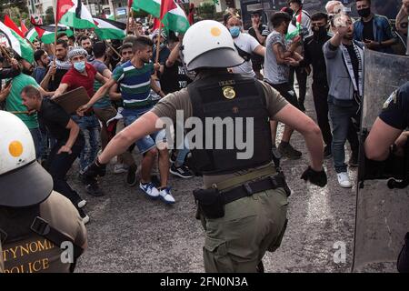 Athen, Griechenland. Mai 2021. Während der Demonstration stoßen Demonstranten mit Polizeikräften zusammen. Palästinensische Demonstranten veranstalten vor der israelischen Botschaft in Athen, Griechenland, Demonstrationen gegen die Angriffe israelischer Streitkräfte auf die Al-Aqsa Moschee und den Gazastreifen. Hunderte von Demonstranten versammelten sich auf Aufruf verschiedener linker Gruppen, das palästinensische Volk zu unterstützen. Die griechische Polizei setzte Tränengas und Betäubungsgranaten gegen die Demonstranten ein, um die Demonstration zu stoppen. (Foto von Konstantinos Zilos/SOPA Images/Sipa USA) Quelle: SIPA USA/Alamy Live News Stockfoto