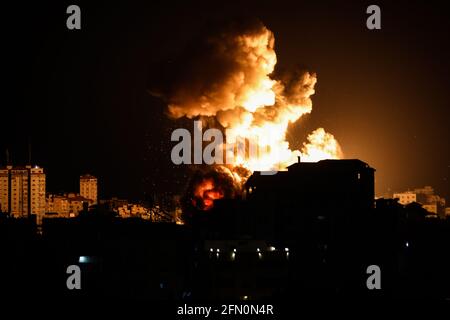 Gaza, Palästina. Mai 2021. Rauch und Flammen steigen während eines israelischen Luftanschlags aus einem Gebäude, inmitten einer Aufflachung der israelisch-palästinensischen Gewalt in Gaza-Stadt. Kredit: SOPA Images Limited/Alamy Live Nachrichten Stockfoto