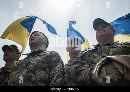 Odessa, Ukraine. Mai 2021. Ukrainische Militärangehörige werden während des Gedenkens an das Massaker von Odessa im Jahr 2014 gesehen. Am 2. Mai, nach 7 Jahren des Massakers von Odessa, bei dem ukrainische Nationalisten das Gewerkschaftshaus niederbrannten und 48 Menschen das Leben nahmen, sind Hunderte von Menschen vor Ort, um ihren Respekt zu zollen und den Opfern Tribut zu zollen. Der Ukraine-Konflikt bleibt offen und hat seit seiner Entstehung bereits mehr als 10,000 Menschenleben gefordert. (Foto von Pablo Miranzo/SOPA Images/Sipa USA) Quelle: SIPA USA/Alamy Live News Stockfoto